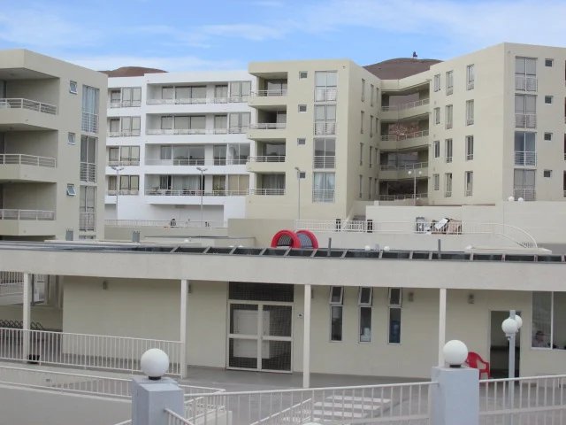 Excelente propiedad en 1er piso, oficina en Edificio Eco Norte, ubicado en sector Centro de ciudad de Arica, cercana a la Catedral San Marcos,a la Plaza Colón, Boulevard 21 de Mayo, a Bancos, Notarias y comercio misceláneo
