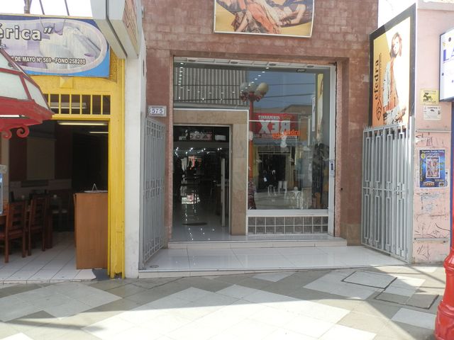 Local Comercial de 2 pisos en Boulevard 21 de Mayo