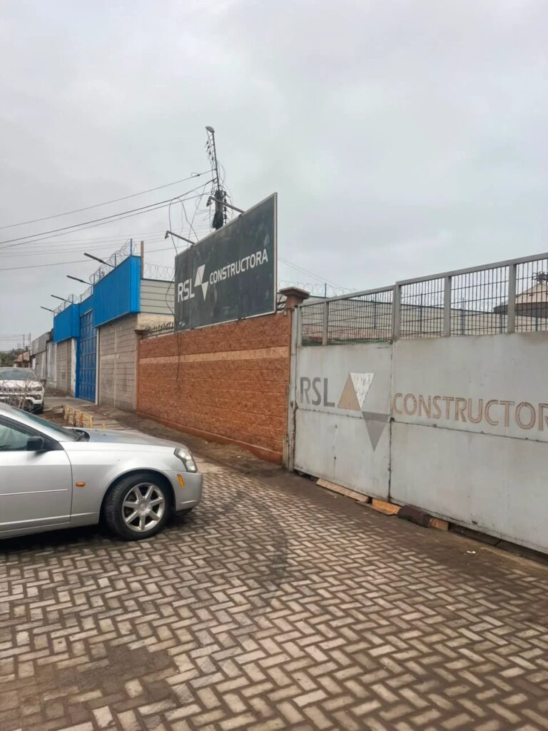 Propiedad comercial, de 2 pisos, con oficinas, estacionamientos, casa en segundo piso que puede ser oficinas o habitacional en Zona Mixta, ciudad de Arica.