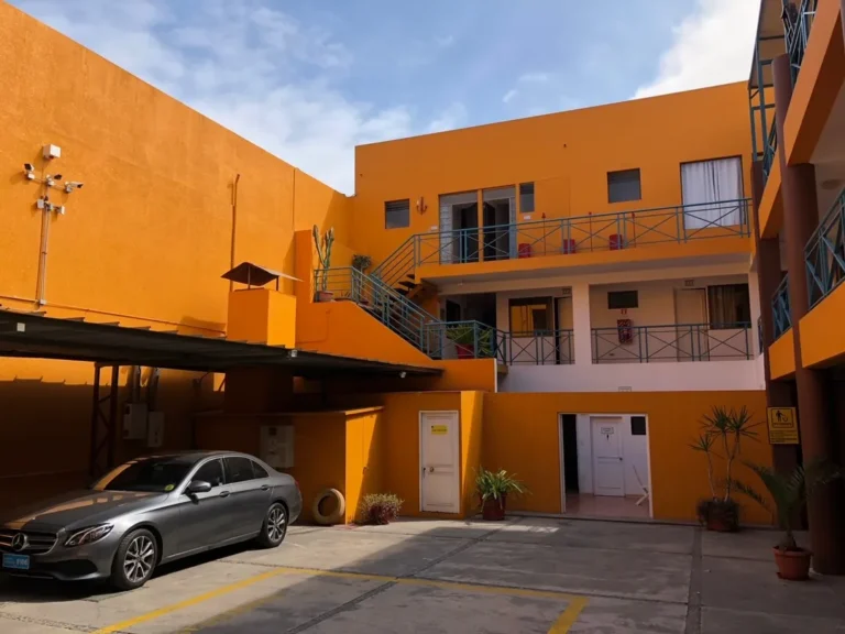 Arriendo mensual, gran propiedad con inmejorable ubicación, de 4 pisos, completamente sólida, ideal para Servicio Público, Tribunales, Universidades, Colegios, Instituto Profesional, Centros médicos, destino hotelero, en Calle General Lagos entre Av 18 de Septiembre y Maipú.