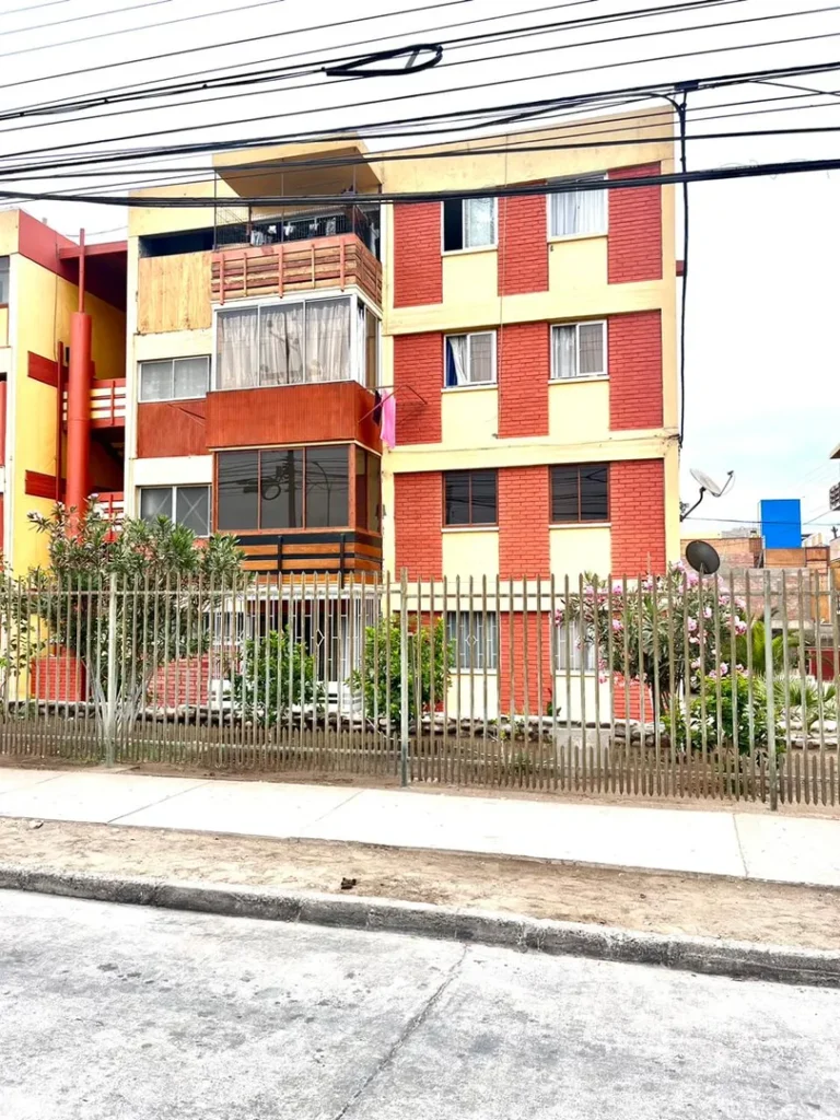 Venta de departamento en inicio de Panamericana Norte, Villa Pedro lagos, departamento remodelado en Piso 4, de 3 dormitorios y un baño.