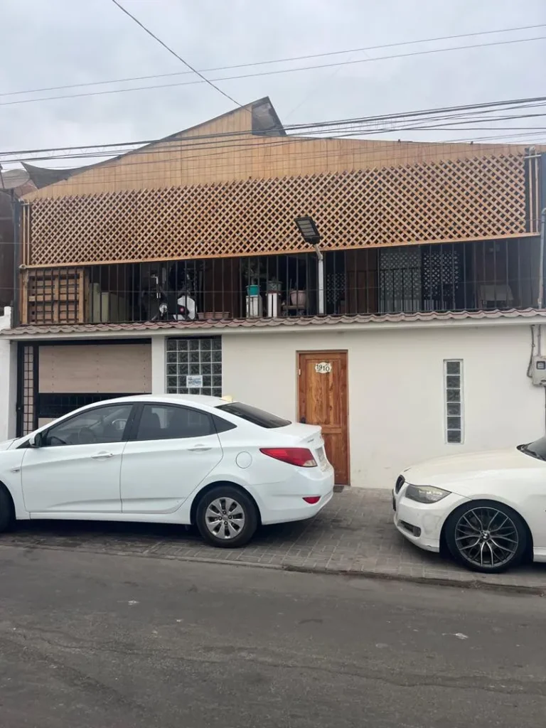 Venta de amplia casa de dos pisos en sector Tucapel, Calle Daniel de la Vega, calle residencial