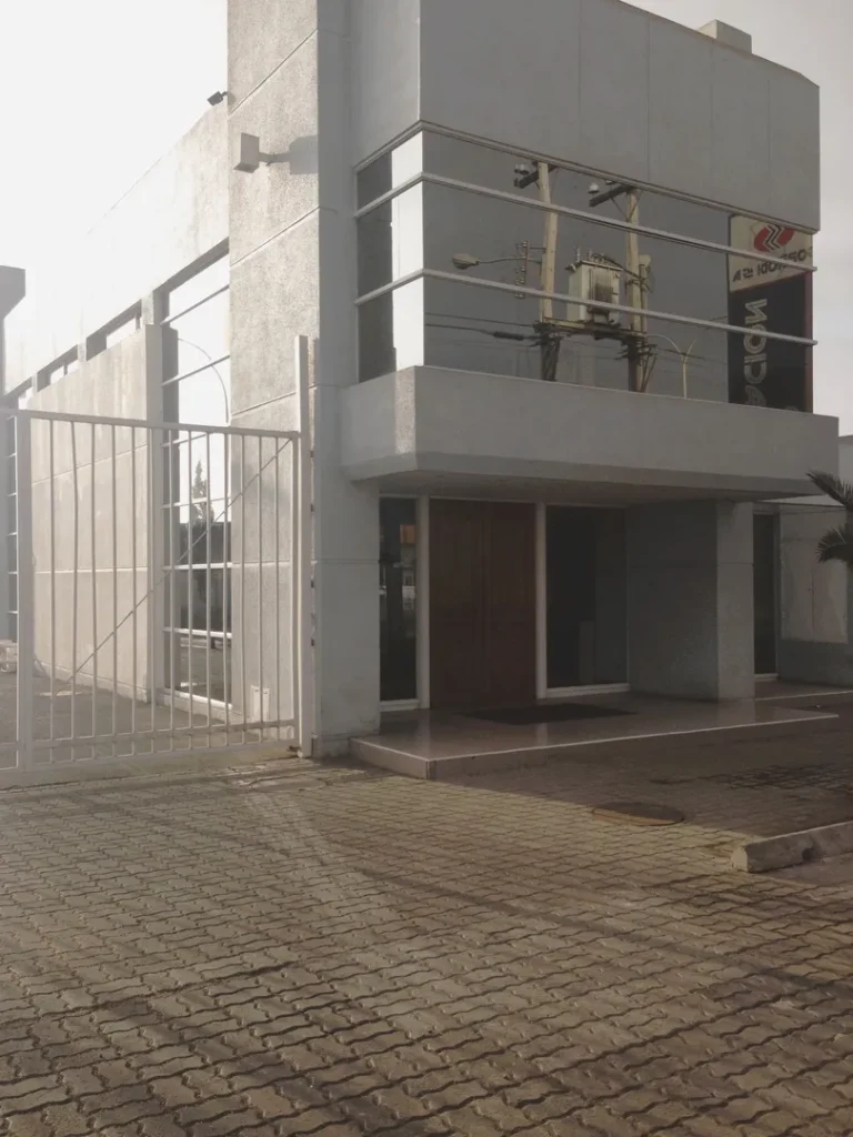 Propiedad ubicada en Zona Industrial, CIP ZI3, con acceso por Av. Azolas, ideal para centros de salud y consultas médicas, entre otros. Excelente conectividad y privilegiada ubicación. Locomoción colectiva a la puerta.