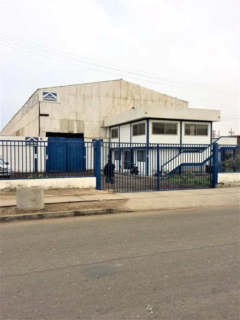 Espectacular propiedad industrial con acceso principal por Av. Argentina y acceso por calle lateral Lago Llanquihue.