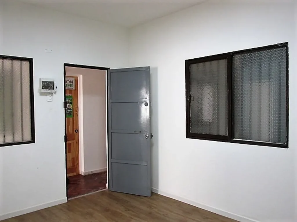 Arriendo oficina completamente remodelada en segundo piso, ubicada en pleno centro de la ciudad de Arica, en calle Baquedano entre calle 21 de Mayo y calle 18 de septiembre.