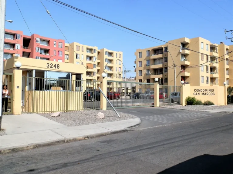 Venta de cómodo departamento, ubicado en Condominio San Marcos, depto en Sexto piso, con estacionamiento. Cómodo departamento de 3 dormitorios y 1 baño completo.