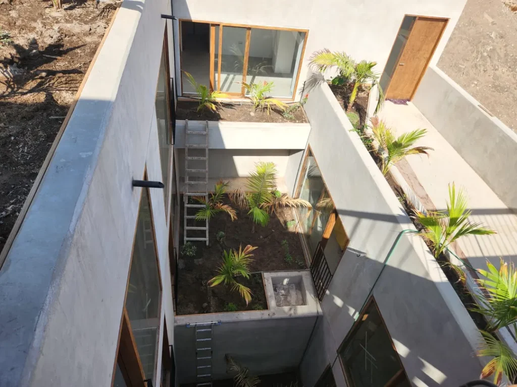 Arriendo Edificio de 600m2 con 13 oficinas, depto independiente, 5 estacionamientos. Calle Heroes del Morro