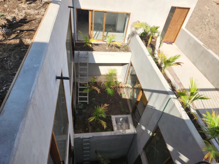 Arriendo Edificio de 600m2 con 13 oficinas, depto independiente, 5 estacionamientos. Calle Heroes del Morro