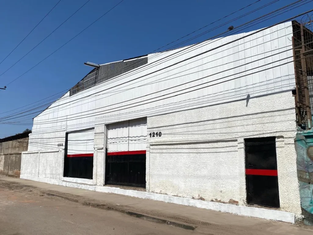 Arriendo de bodegas nuevas en sector industrial, Calle Ecuador con Av. Argentina.