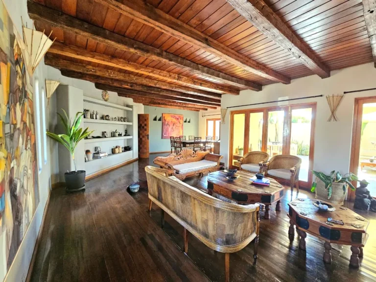 Excelente y confortable casa esquina, en venta en sector exclusivo Loteo Montalvo, entrada de Azapa Km 1.