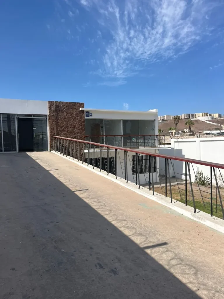 Gran propiedad en venta en ciudad de Arica, ideal entidad pública o privada, consultas, clínicas, institutos y oficinas, recién remodelada , 9 oficinas , más dependencias, Ubicada en Av 18 de Septiembre frente a Iglesia Sagrado Corazón.