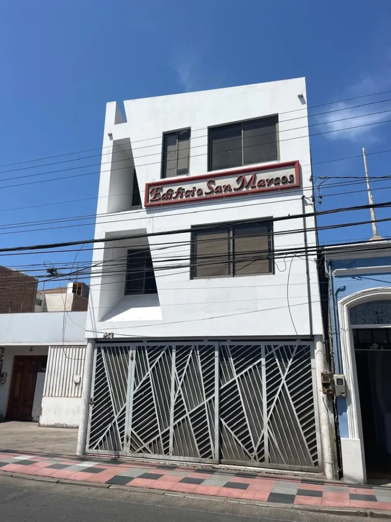 Arriendo propiedad ideal institución pública o privada. Edificio de 3 pisos ubicado en el centro de la ciudad de Arica Calle San marcos.