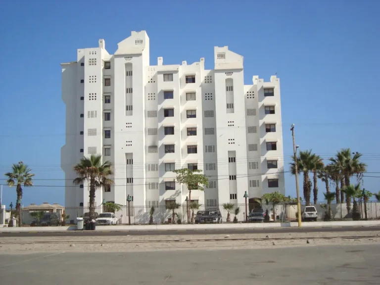 Hermoso Departamento amoblado en primera linea de playa, Edificio Tiwanaku, en cuarto piso, sector playa Chinchorro, en Arica.