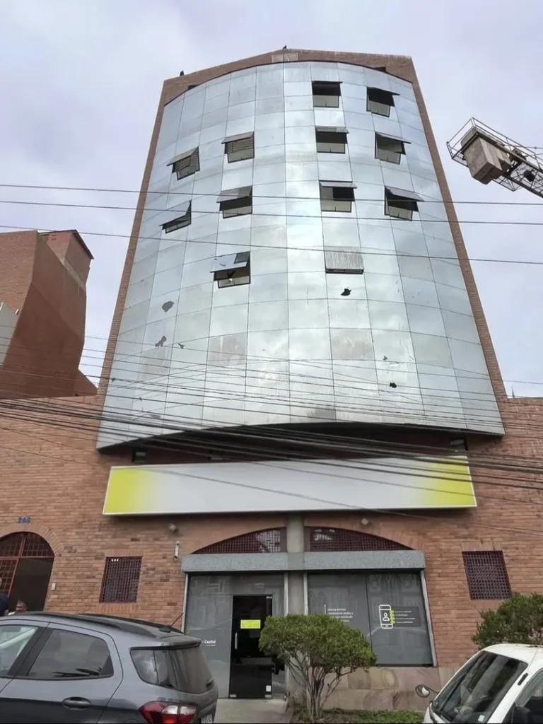 Arriendo de gran propiedad para uso de oficina o similar, ubicada en el centro de la ciudad de Arica, a pasos de Plaza Colon, Calle 7 de Junio, Edificio Mirablau.