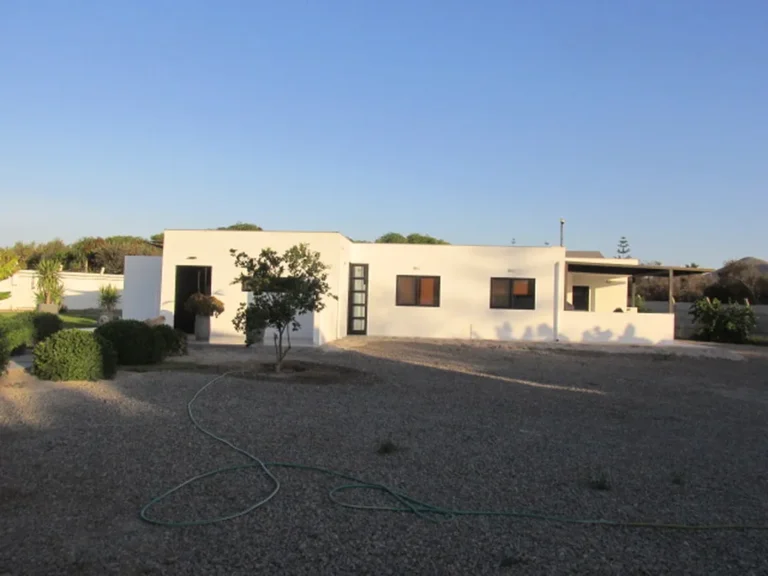 Excelente y confortable casa recién construida, ubicada en el sector de Valle de Azapa Km 3,5 (frente Camping Magisterio) a cien metros de la carretera, cercana a colegios y centros deportivos.