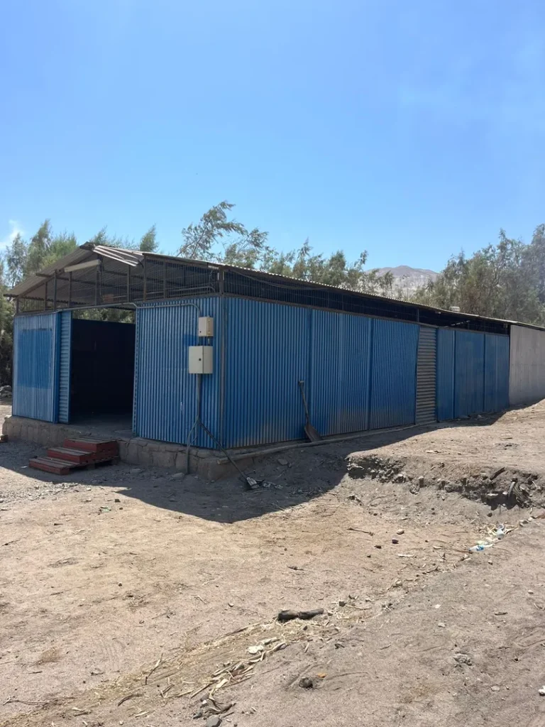 Arriendo de bodega en Valle de Lluta de 175 mts2, en sitio de 550 mts, en Km 19.5 , colinda con ruta CH-11 o carretera que atraviesa el Valle de Lluta, puede ser usado como estacionamiento para varios vehículos, tractores u otros.