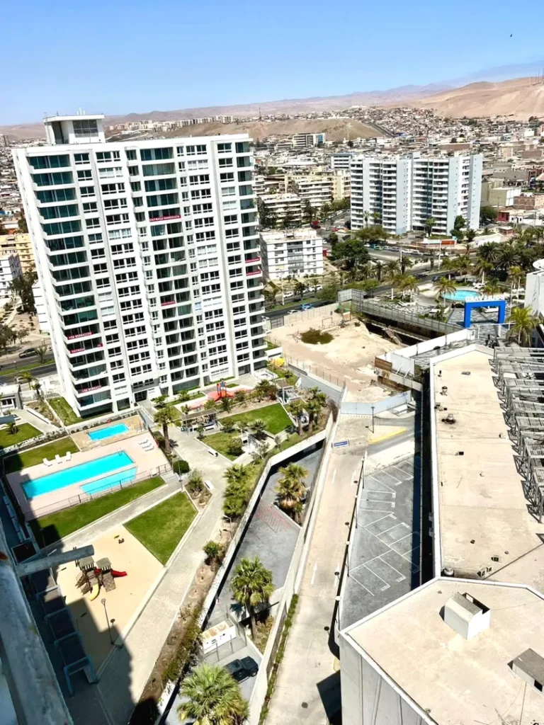 Hermoso departamento de 4 dormitorios y 3 baños, living comedor separados, 2 terrazas, en Edificio Arica City center, en piso 12 con hermosa vista al mar, a la ciudad, al morro.