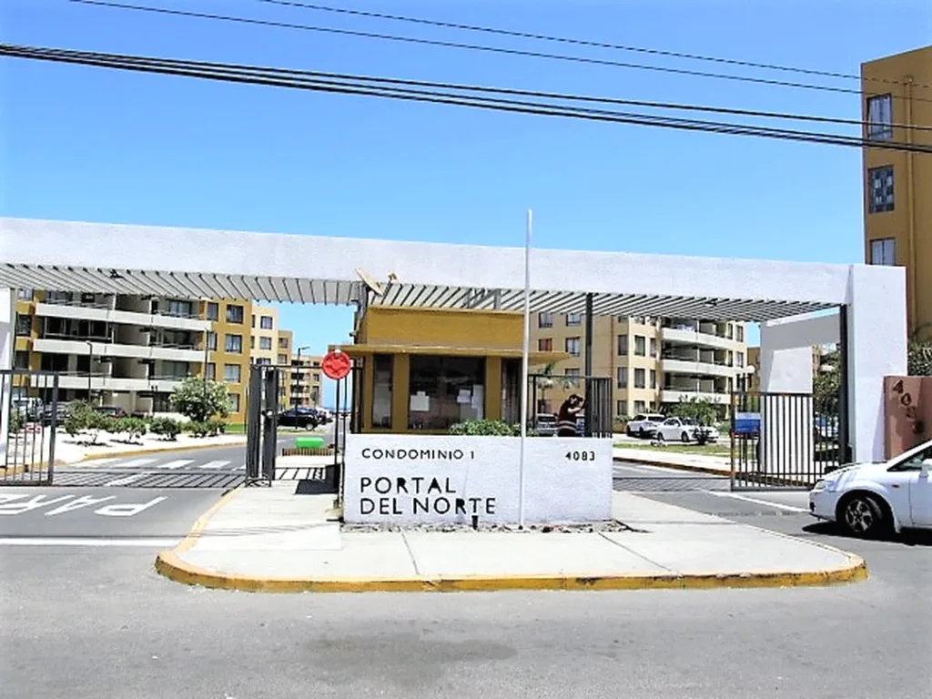 Excelente departamento ubicado en Condominio Portal del Norte, Piso 5, con vista al mar y a áreas verdes.