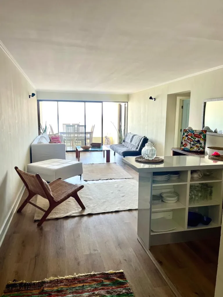 Venta de hermoso departamento, en Edificio Orotambo en sector Chinchorro ciudad de Arica, Piso 8, remodelado completamente, departamento de 2 amplios dormitorios y dos baños, uno de los dormitorios es en suite.