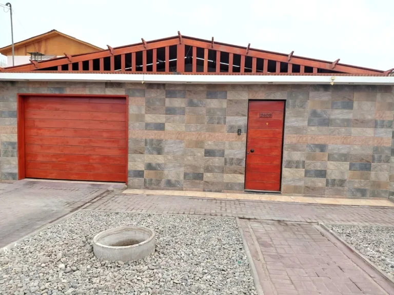 Arriendo excelente casa, recién remodelada ubicada en el sector de Las Torres.