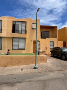 PRECIOSA CASA COMPLETAMENTE REMODELADA EN CONDOMINIO LAS PALMAS I - foto 1