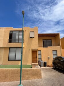 PRECIOSA CASA COMPLETAMENTE REMODELADA EN CONDOMINIO LAS PALMAS I - foto 2